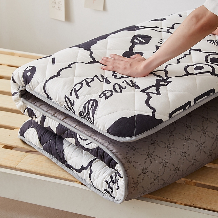 91家纺网 家纺一手货源 找家纺 暖季家纺 2025新款磨毛印花亲肤学生床垫 煤球精灵