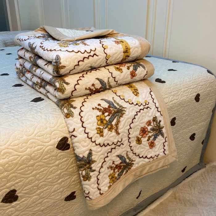 91家纺网 家纺一手货源 找家纺 梦精灵 2025新款经典款牛奶绒多功能盖毯床盖 直角-花精灵白