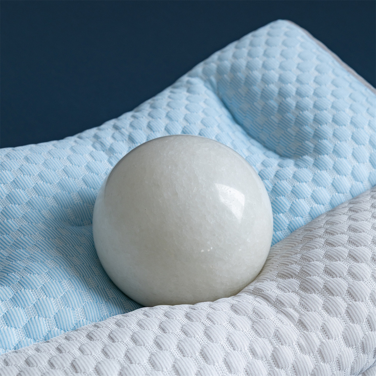 91家纺网 家纺一手货源 找家纺 多品家纺 2025新款抗菌舒适冰豆豆枕芯冰丝凉感透气枕芯护颈椎助眠枕 蓝白