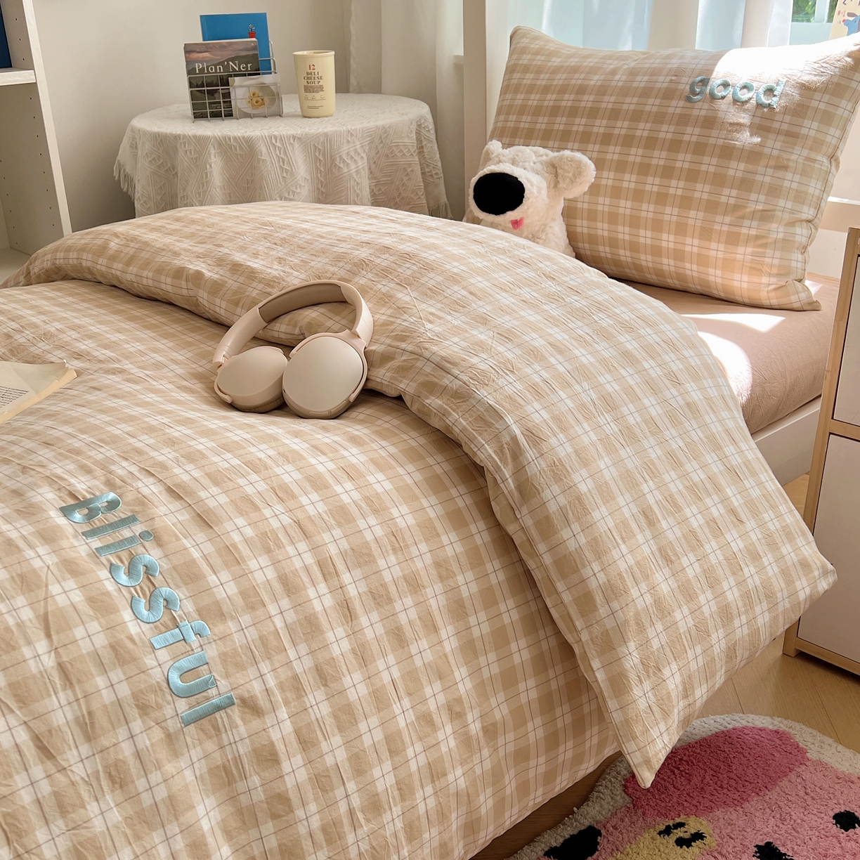 91家纺网 家纺一手货源 找家纺 丽涵家纺 2025新款色织水洗棉刺绣学生三件套 尚格-咖