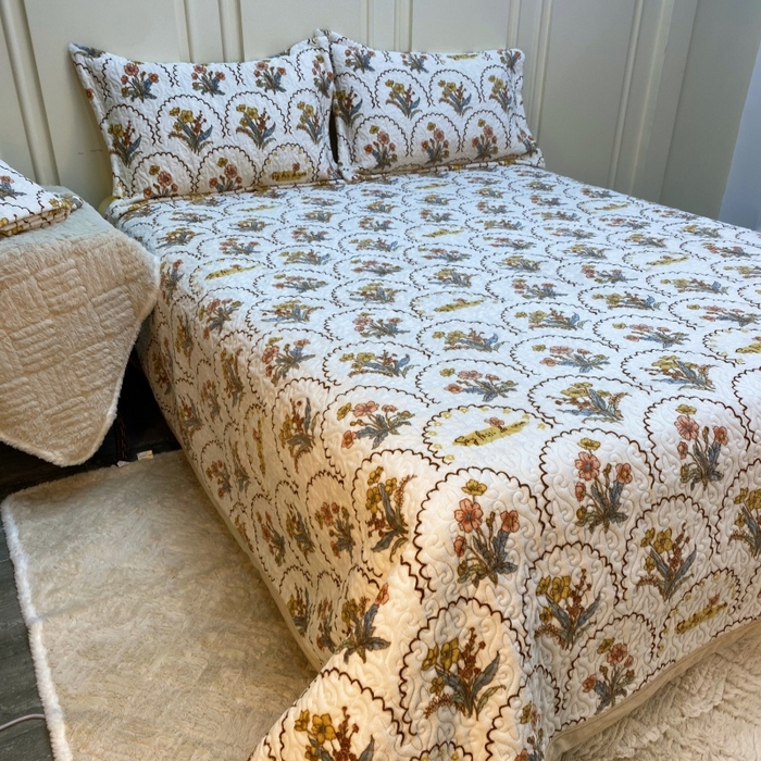 91家纺网 家纺一手货源 找家纺 梦精灵 2025新款经典款牛奶绒多功能盖毯床盖 直角-花精灵白