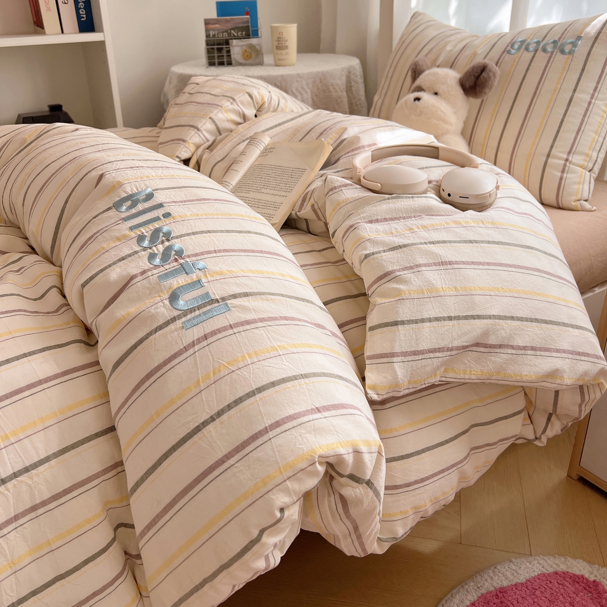 91家纺网 家纺一手货源 找家纺 丽涵家纺 2025新款色织水洗棉刺绣学生三件套 韵律-咖