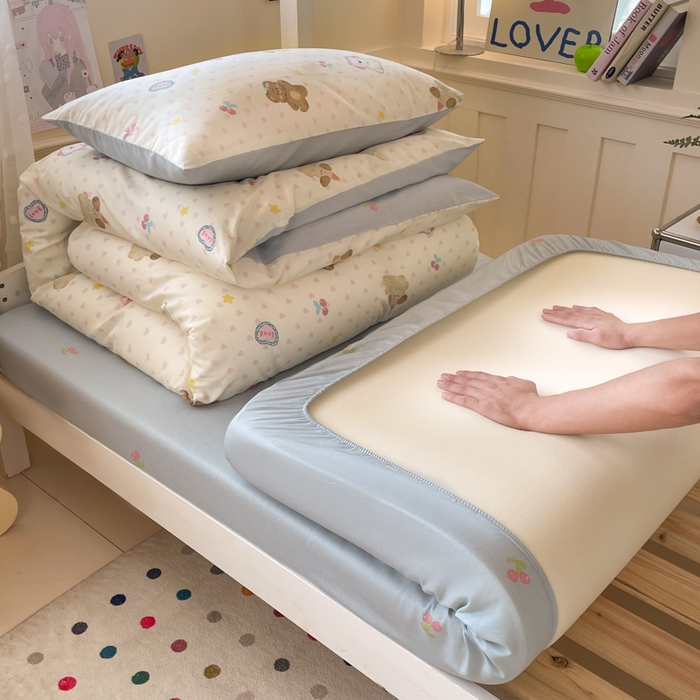 91家纺网 家纺一手货源 找家纺 吉象家纺 2025新款12868高支密全棉印花学生季三件套 奶油甜心熊