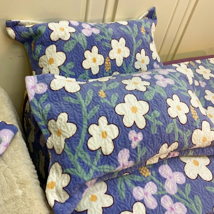 91家纺网 家纺一手货源 找家纺 梦精灵 2025新款经典款牛奶绒多功能盖毯床盖 直角-花漾