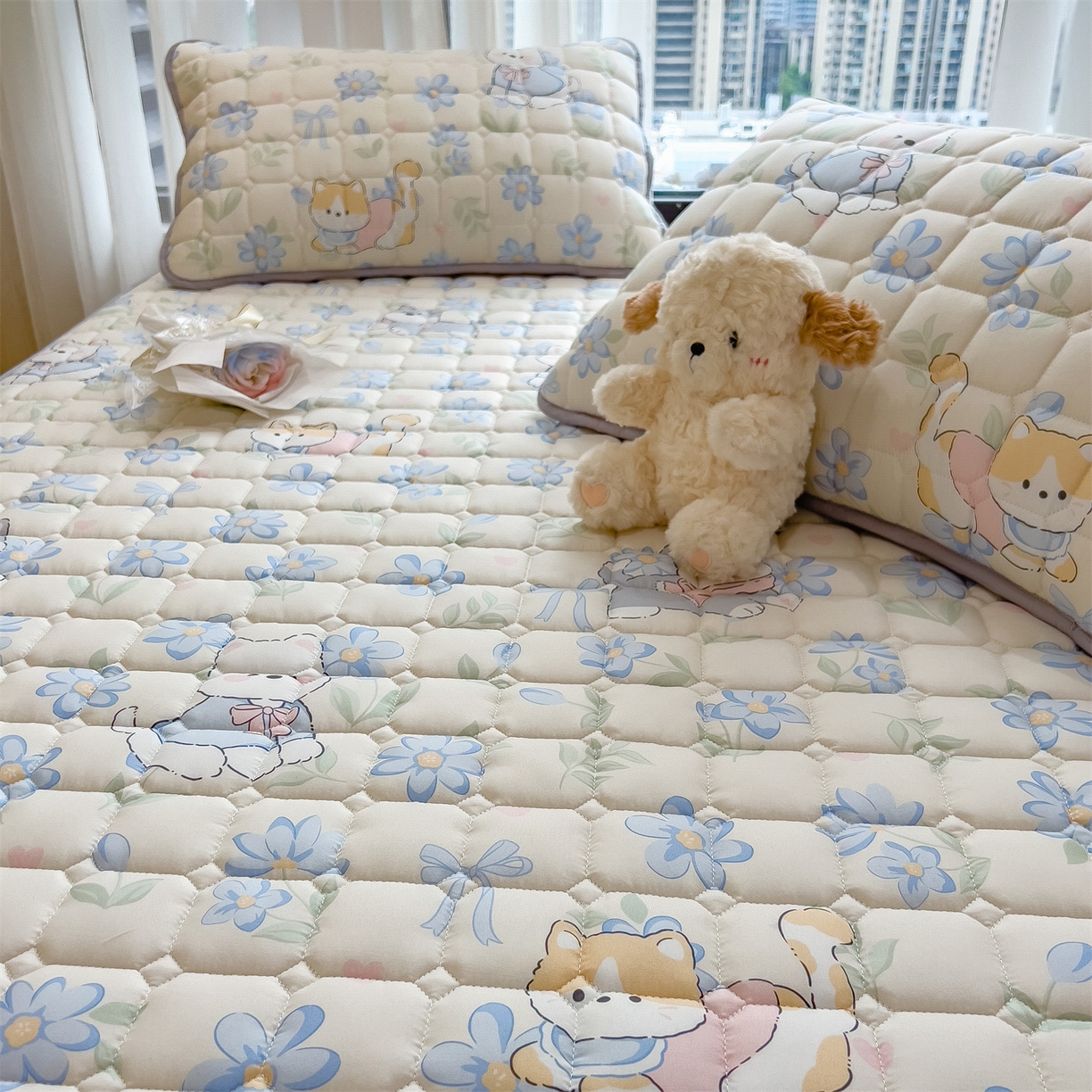 91家纺网 家纺一手货源 找家纺 雯豆家纺 2025四季款新品夹棉床笠三件套水洗棉磨毛小清新印花床垫保护套 萌趣小狗