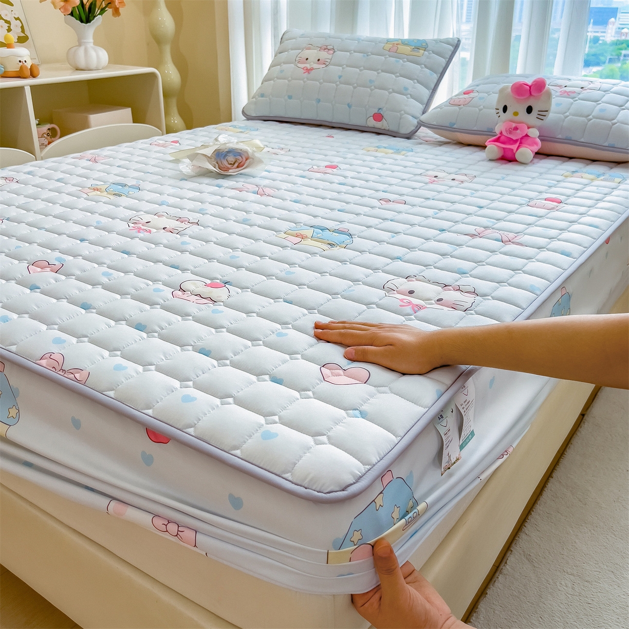 91家纺网 家纺一手货源 找家纺 雯豆家纺 2025四季款新品夹棉床笠三件套水洗棉磨毛小清新印花床垫保护套 假日猫咪