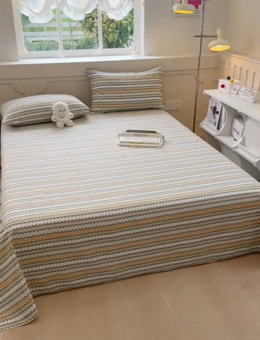 91家纺网 家纺一手货源 找家纺 爱彼家纺  2025新款锦柔老粗布席子凉席床单热卖花型 向往条绿