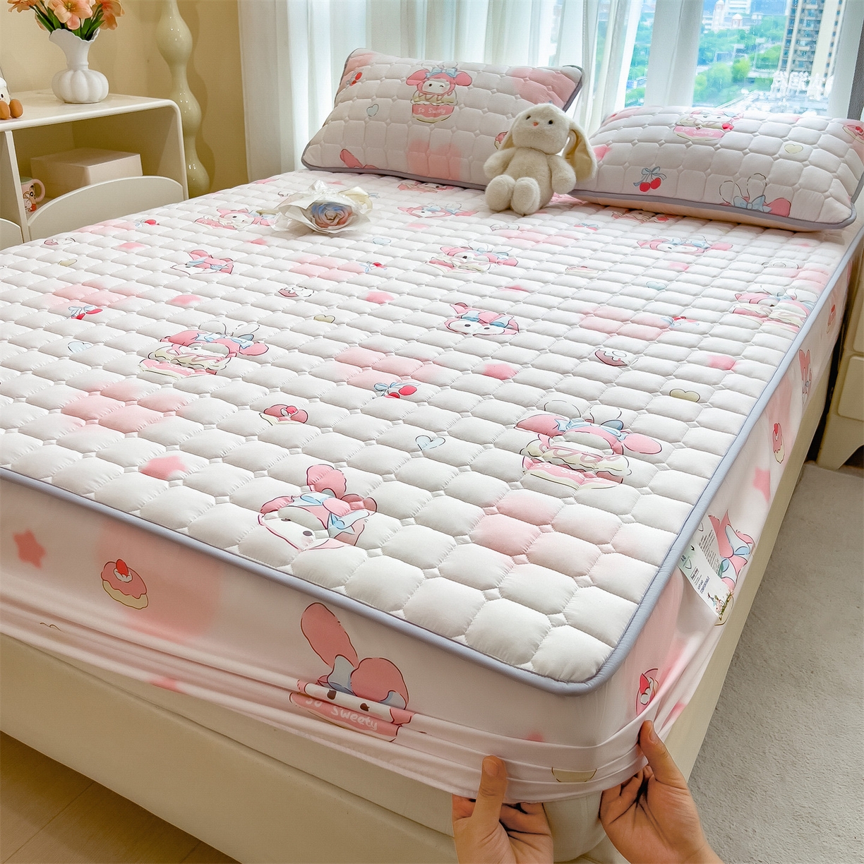 91家纺网 家纺一手货源 找家纺 雯豆家纺 2025四季款新品夹棉床笠三件套水洗棉磨毛小清新印花床垫保护套 可爱兔