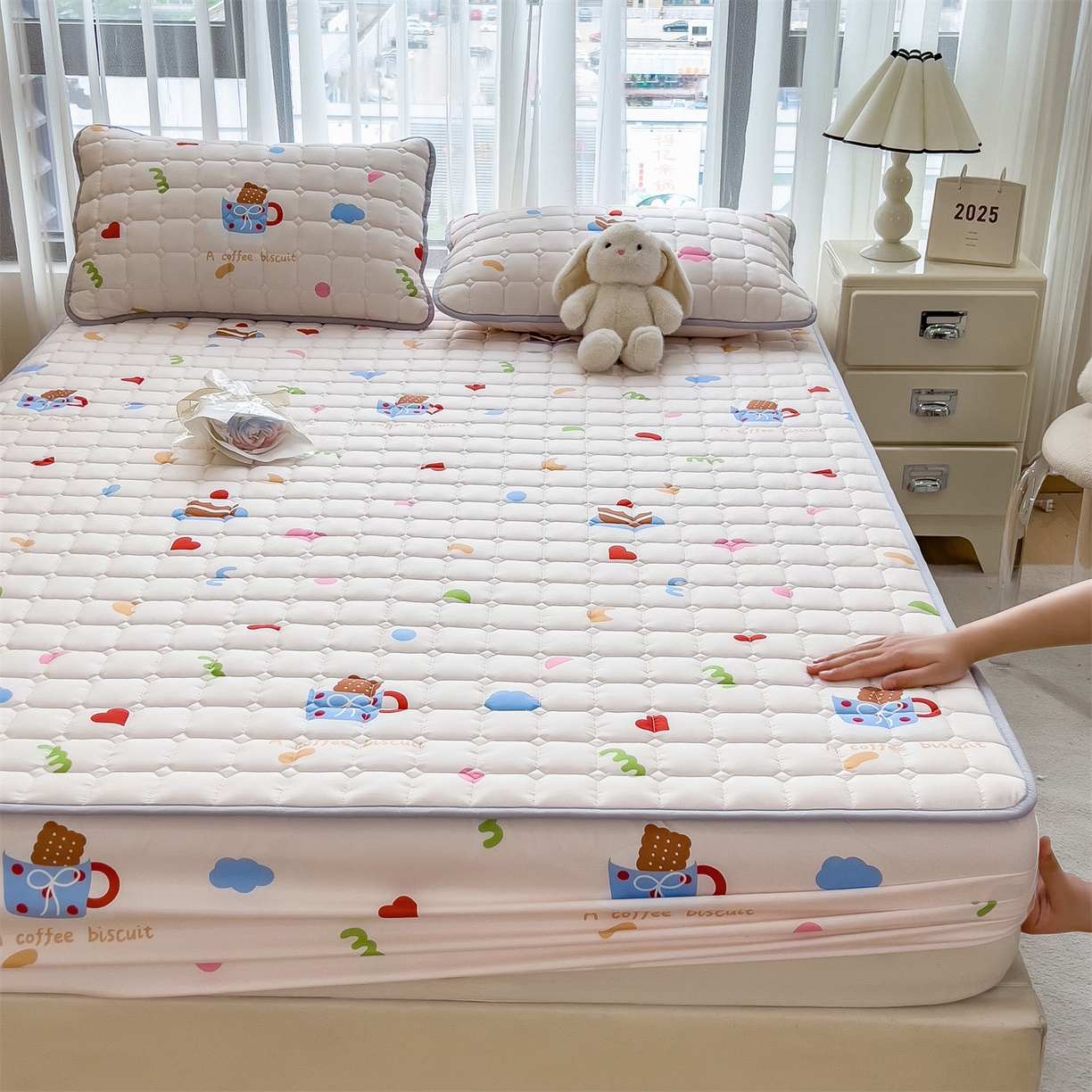 91家纺网 家纺一手货源 找家纺 雯豆家纺 2025四季款新品夹棉床笠三件套水洗棉磨毛小清新印花床垫保护套 甜甜心事