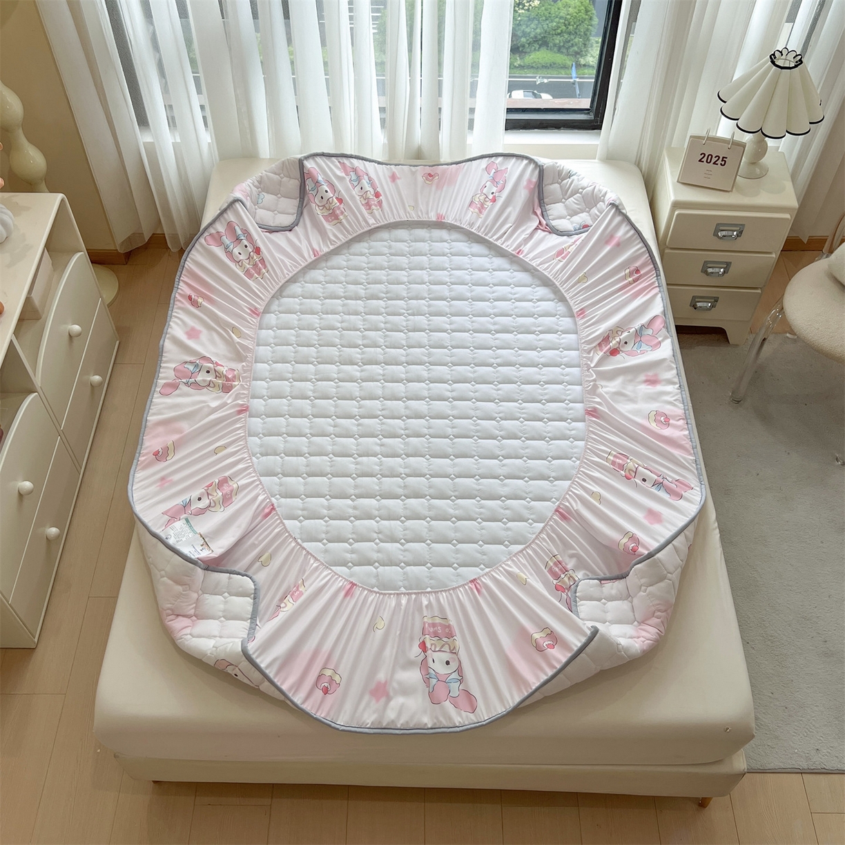 91家纺网 家纺一手货源 找家纺 雯豆家纺 2025四季款新品夹棉床笠三件套水洗棉磨毛小清新印花床垫保护套 可爱兔