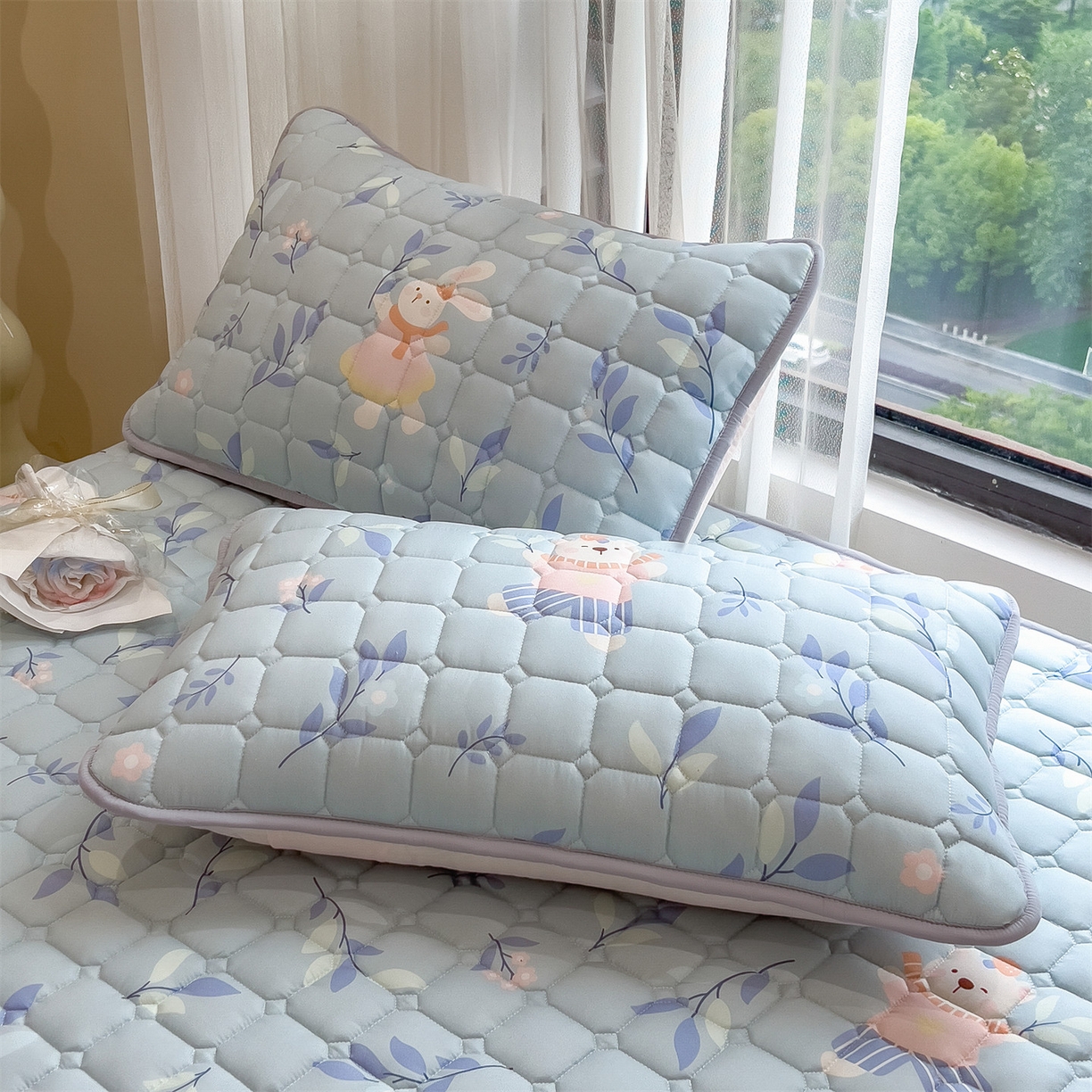 91家纺网 家纺一手货源 找家纺 雯豆家纺 2025四季款新品夹棉床笠三件套水洗棉磨毛小清新印花床垫保护套 半夏花语