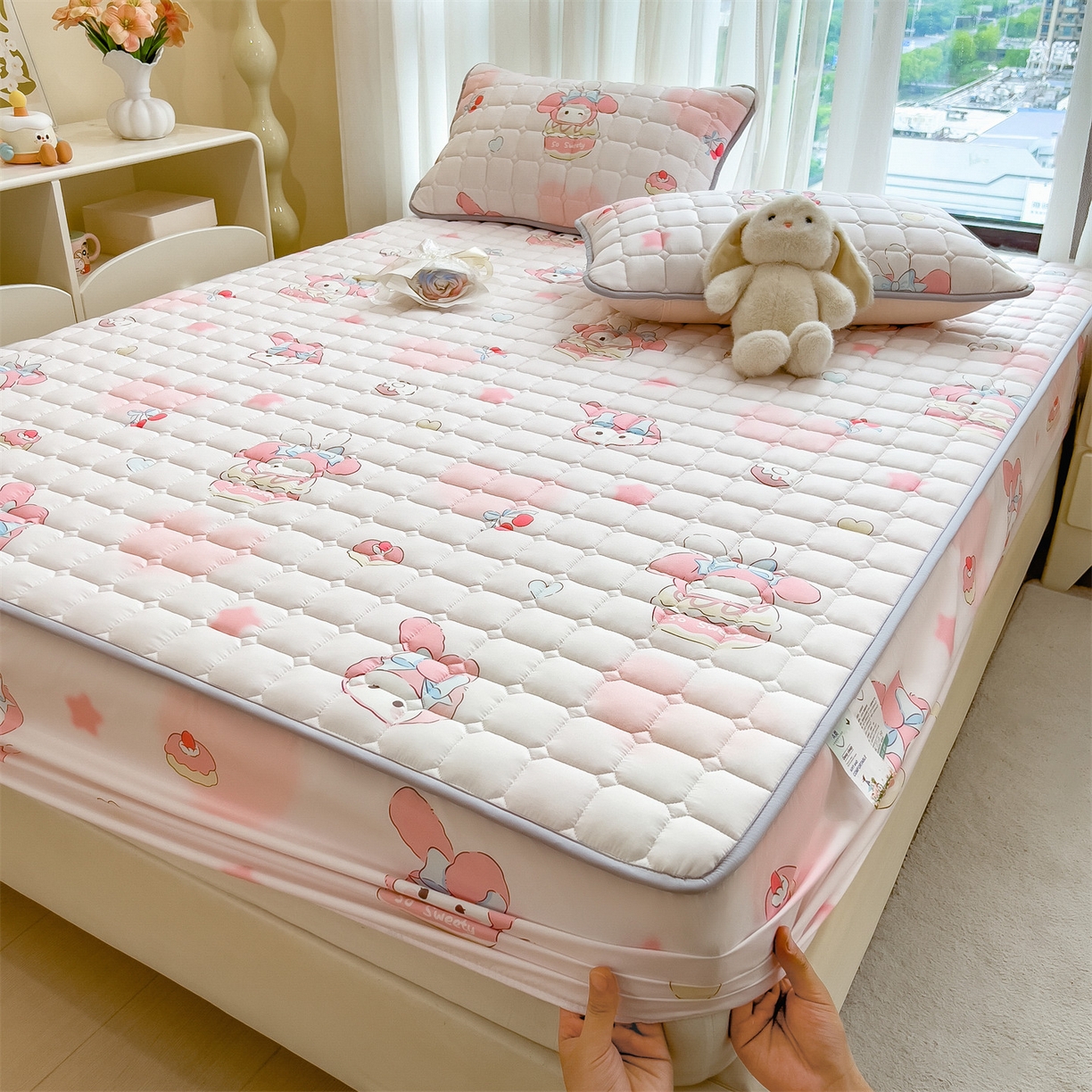 91家纺网 家纺一手货源 找家纺 雯豆家纺 2025四季款新品夹棉床笠三件套水洗棉磨毛小清新印花床垫保护套 可爱兔