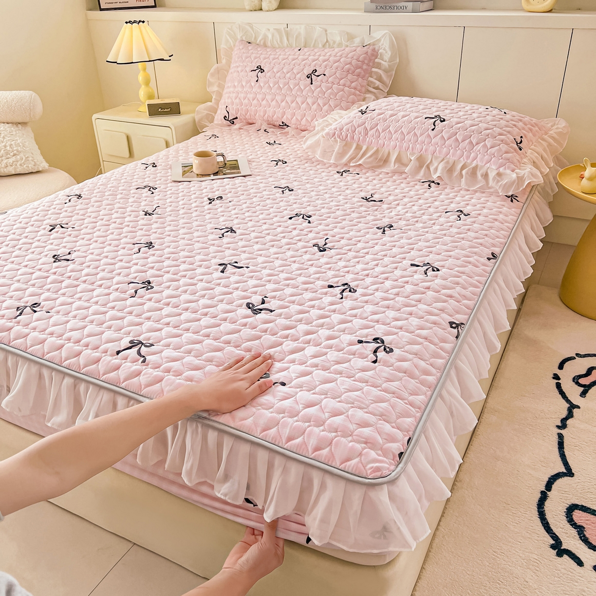 91家纺网 家纺一手货源 找家纺 眠势力 2025新款韩版花边夹棉床笠单件公主风四季款床垫保护套床罩 粉格蝴蝶结