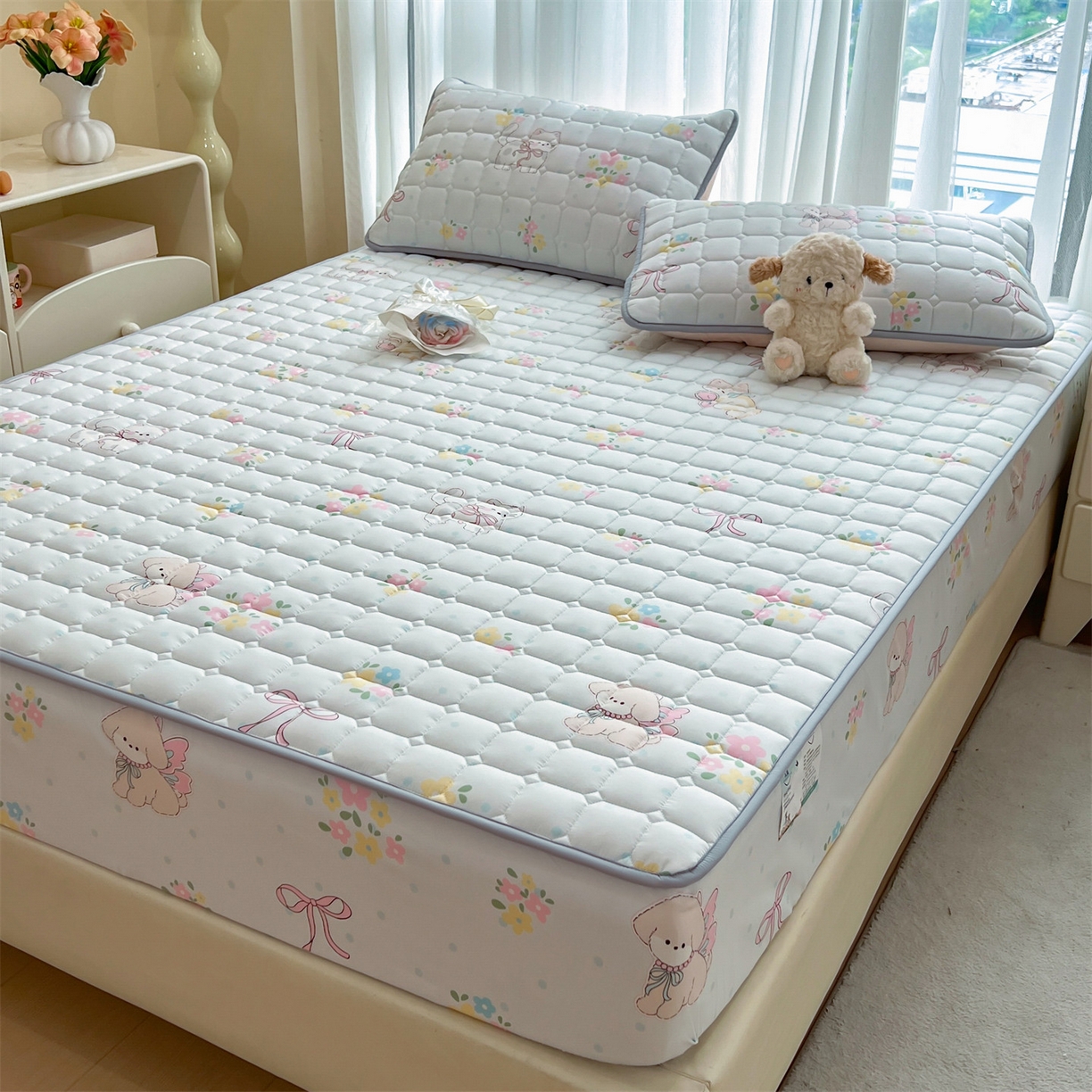 91家纺网 家纺一手货源 找家纺 雯豆家纺 2025四季款新品夹棉床笠三件套水洗棉磨毛小清新印花床垫保护套 布丁狗