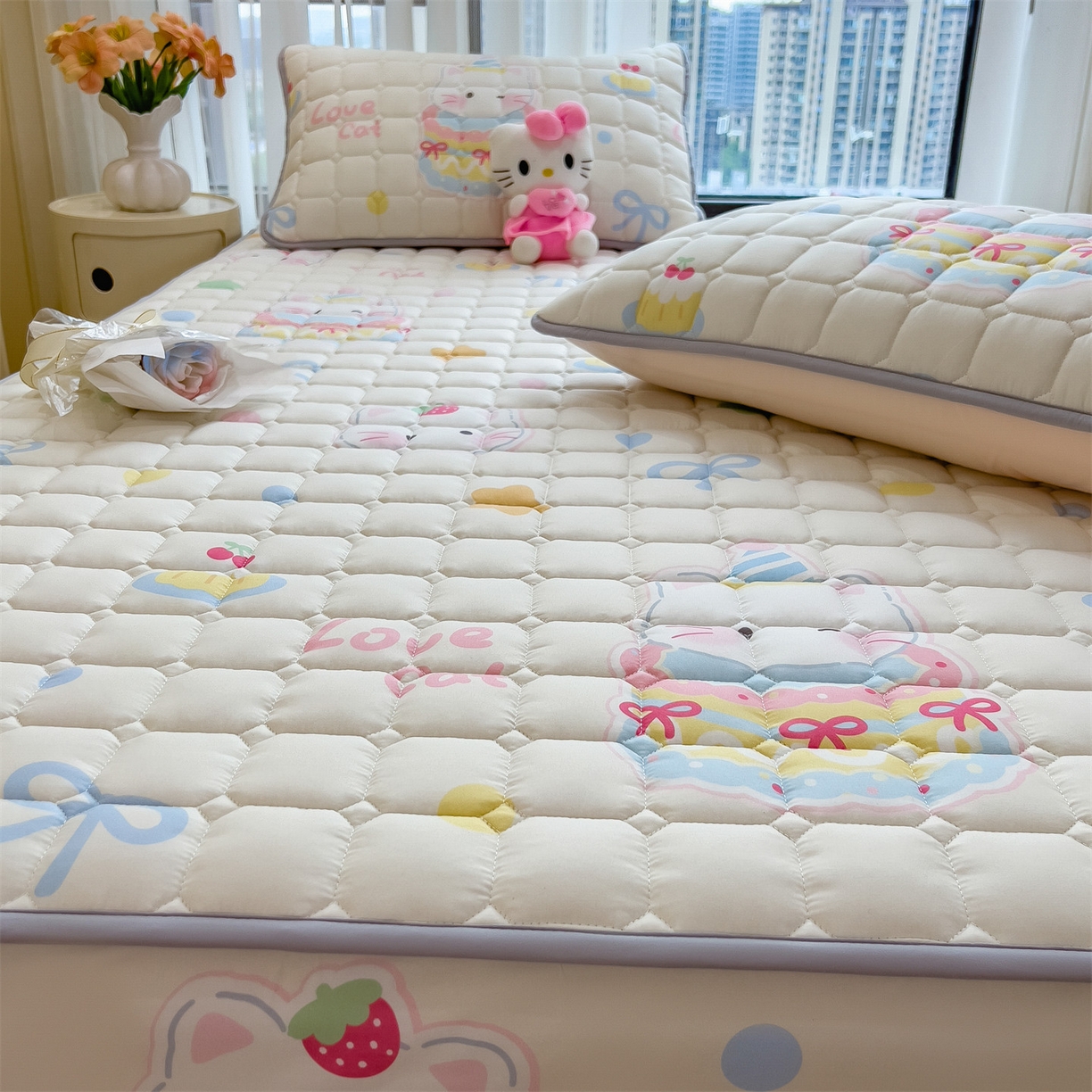 91家纺网 家纺一手货源 找家纺 雯豆家纺 2025四季款新品夹棉床笠三件套水洗棉磨毛小清新印花床垫保护套 嘟嘟猫