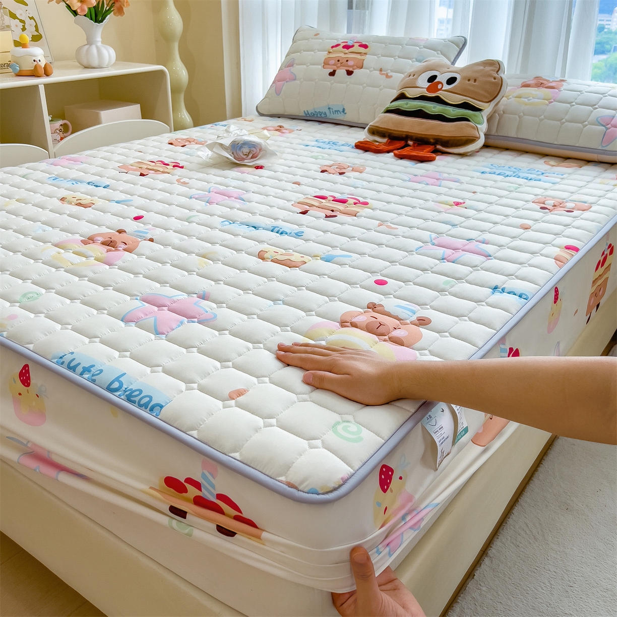 91家纺网 家纺一手货源 找家纺 雯豆家纺 2025四季款新品夹棉床笠三件套水洗棉磨毛小清新印花床垫保护套 卡皮宝贝