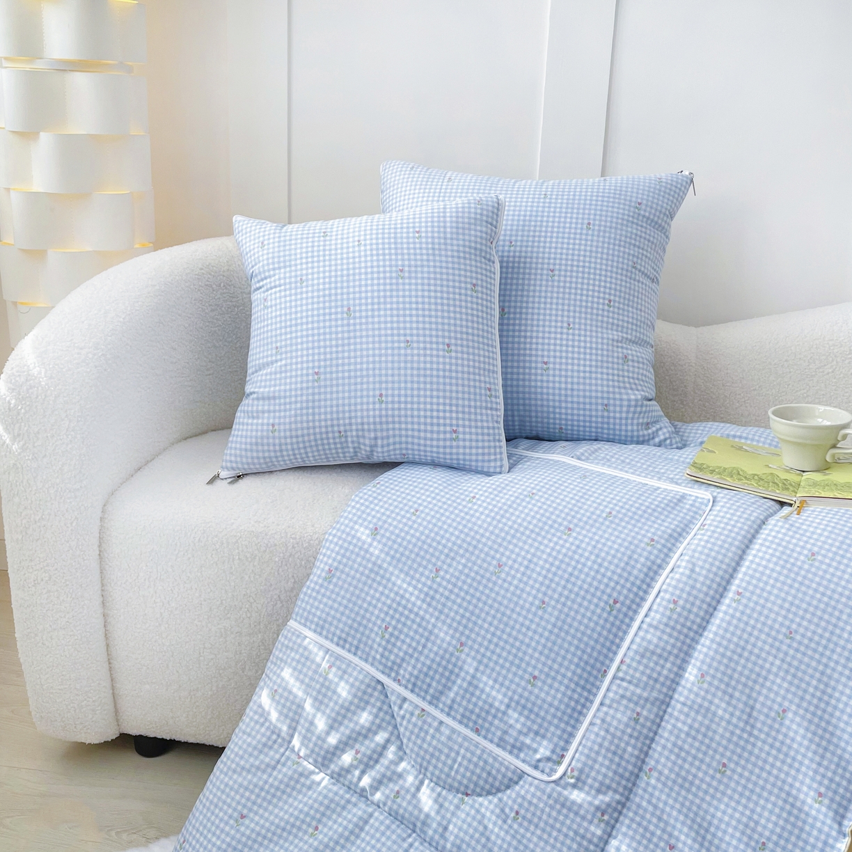 91家纺网 家纺一手货源 找家纺 番茄+ 2025新款13370全棉印花卡通抱枕被 粉格小花蓝