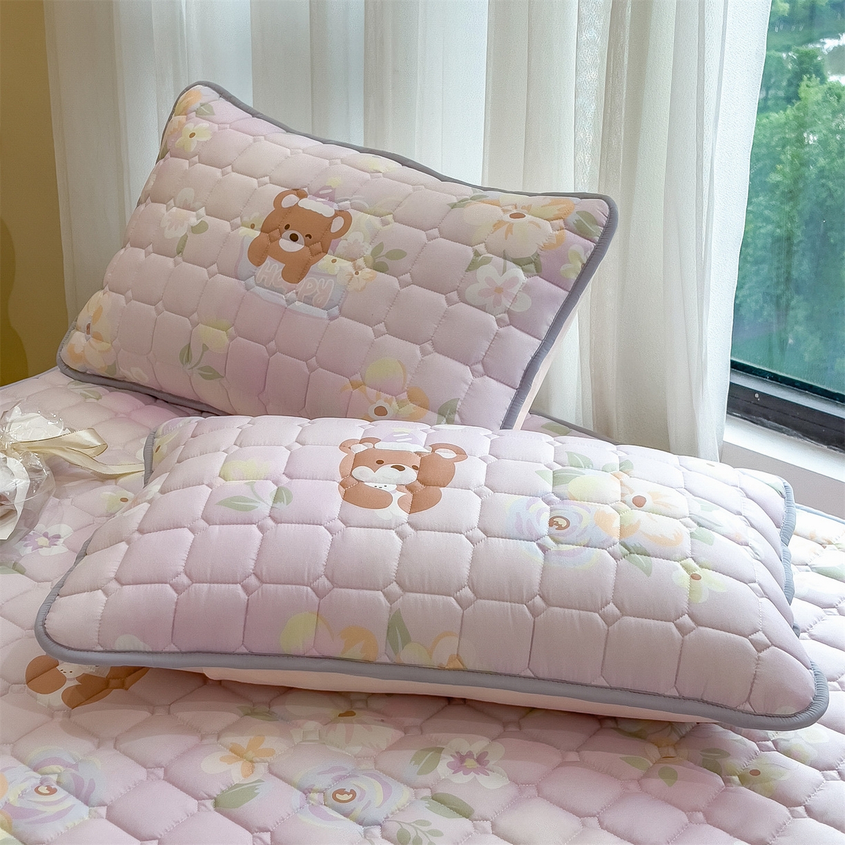 91家纺网 家纺一手货源 找家纺 雯豆家纺 2025四季款新品夹棉床笠三件套水洗棉磨毛小清新印花床垫保护套 星愿小熊