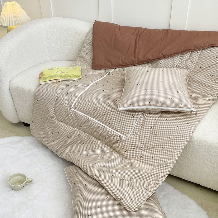 91家纺网 家纺一手货源 找家纺 番茄+ 2025新款13370全棉印花卡通抱枕被 樱桃格可可