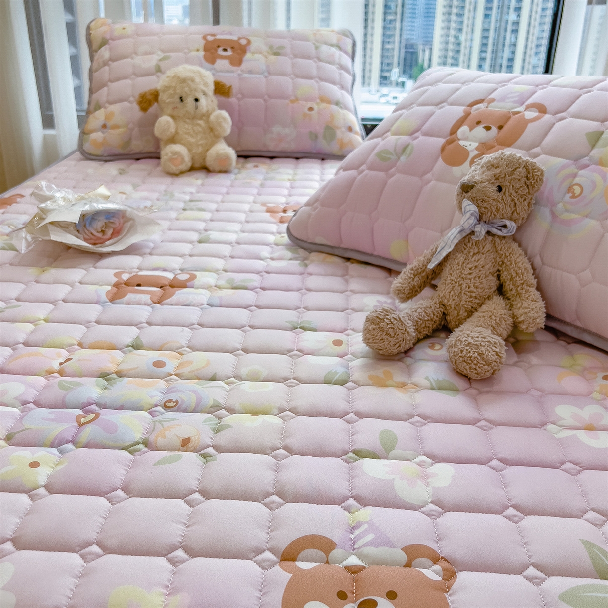 91家纺网 家纺一手货源 找家纺 雯豆家纺 2025四季款新品夹棉床笠三件套水洗棉磨毛小清新印花床垫保护套 星愿小熊