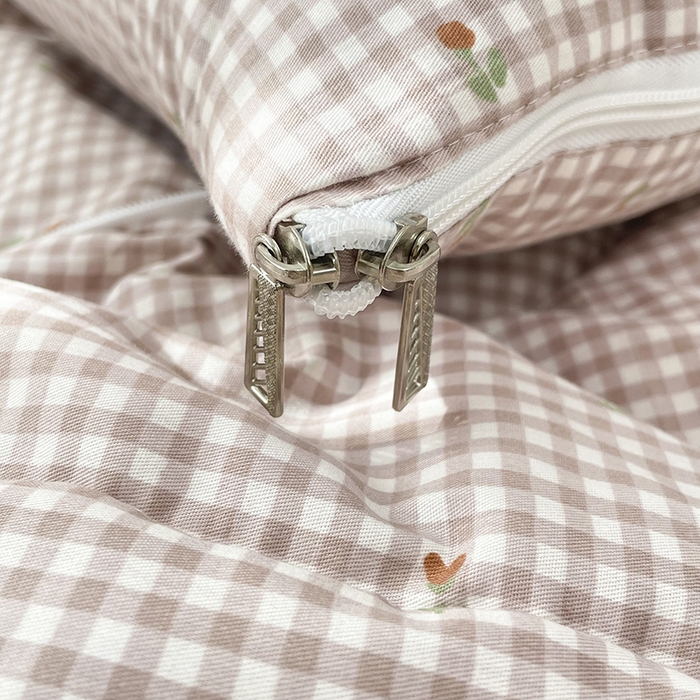 91家纺网 家纺一手货源 找家纺 番茄+ 2025新款13370全棉印花卡通抱枕被 粉格小花咖