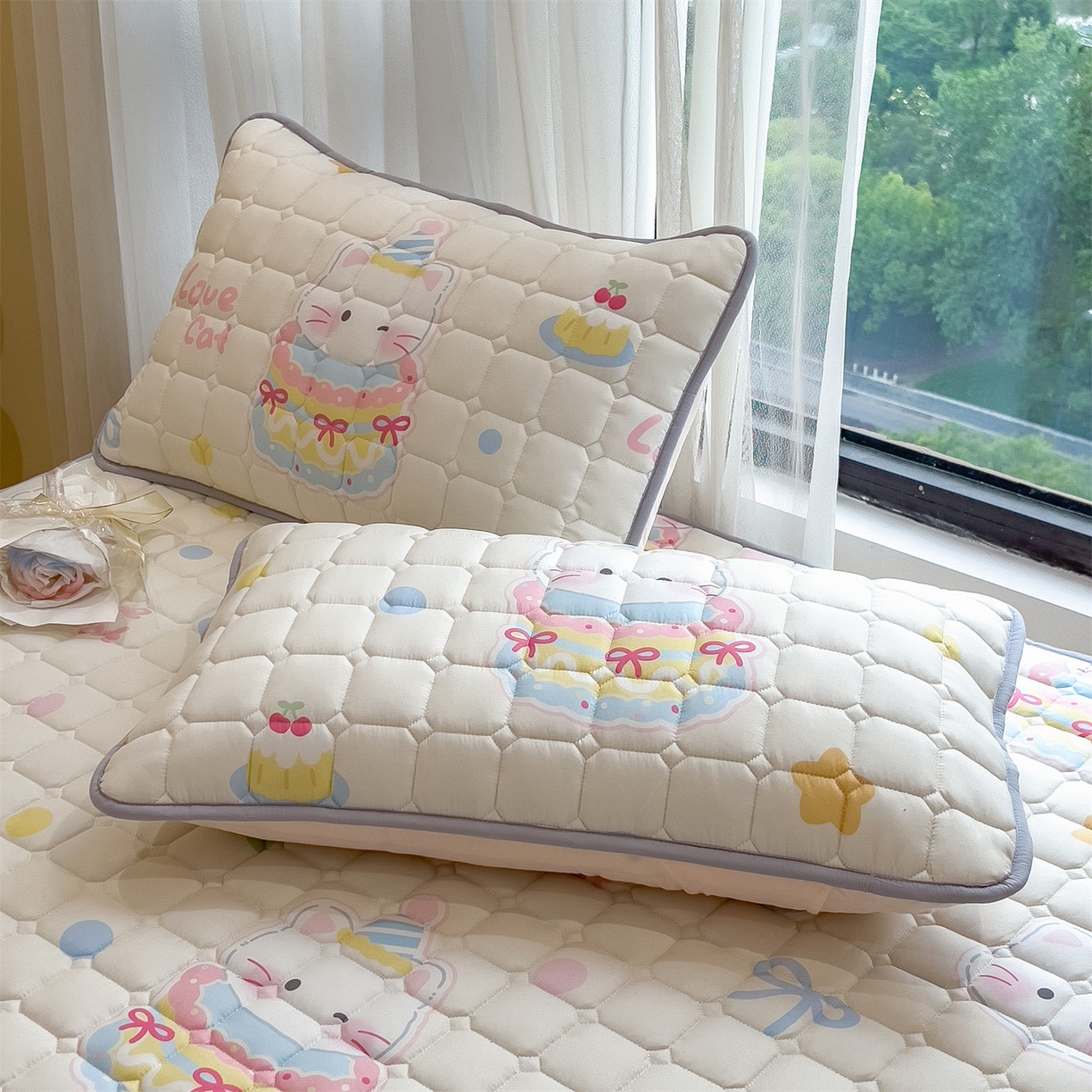 91家纺网 家纺一手货源 找家纺 雯豆家纺 2025四季款新品夹棉床笠三件套水洗棉磨毛小清新印花床垫保护套 嘟嘟猫