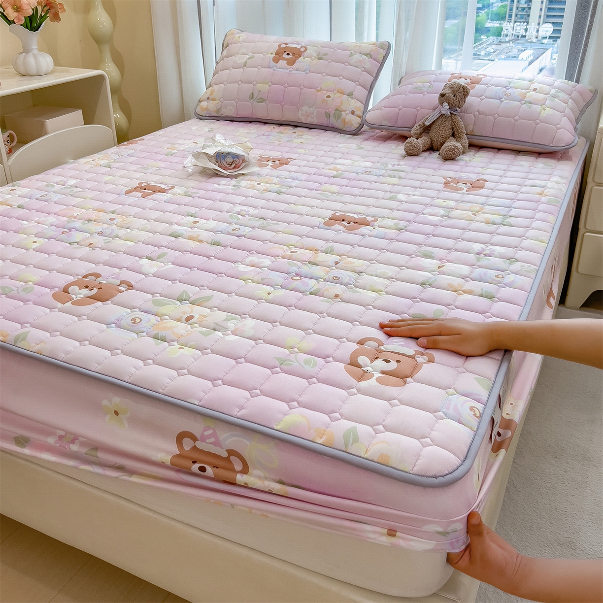 91家纺网 家纺一手货源 找家纺 雯豆家纺 2025四季款新品夹棉床笠三件套水洗棉磨毛小清新印花床垫保护套 星愿小熊