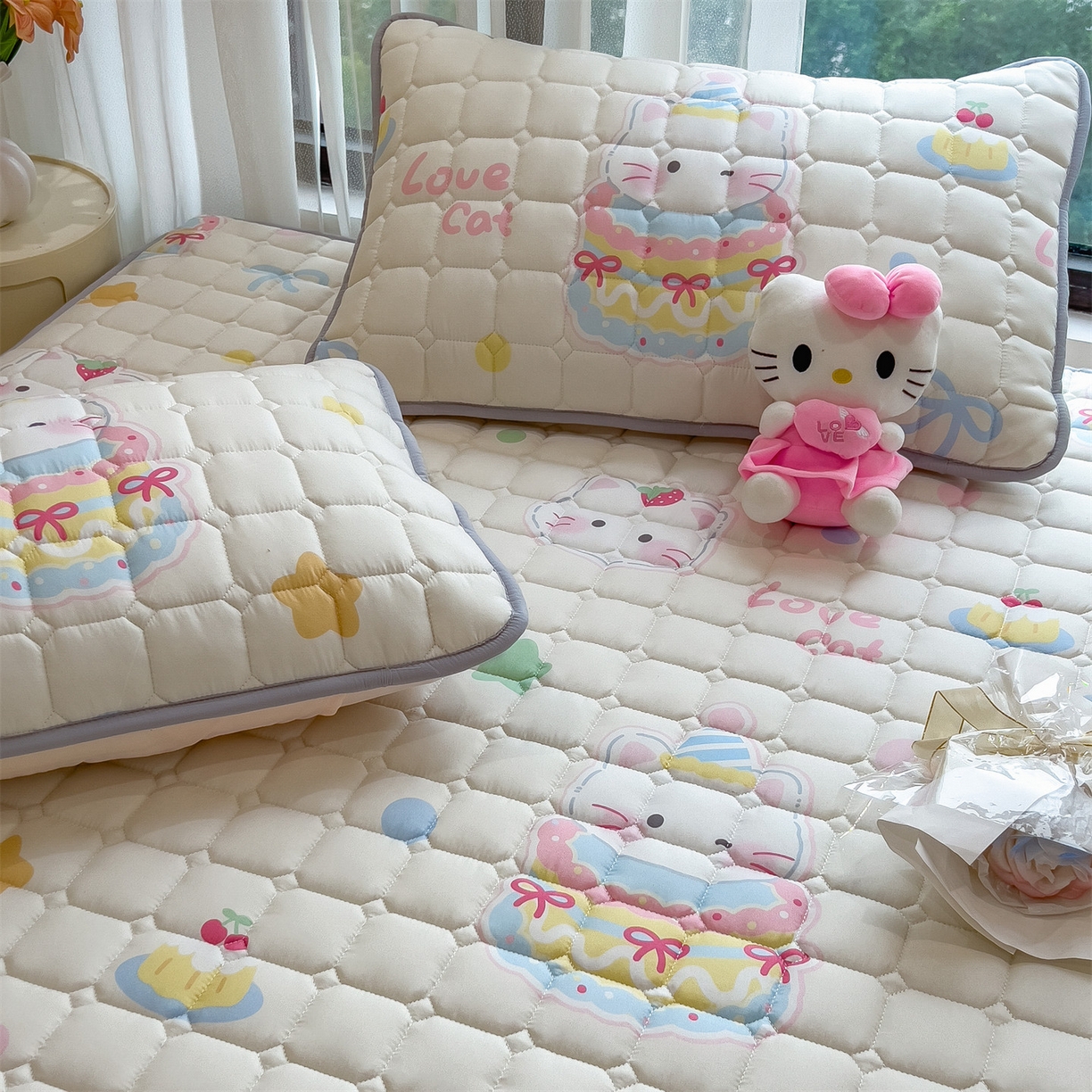 91家纺网 家纺一手货源 找家纺 雯豆家纺 2025四季款新品夹棉床笠三件套水洗棉磨毛小清新印花床垫保护套 嘟嘟猫