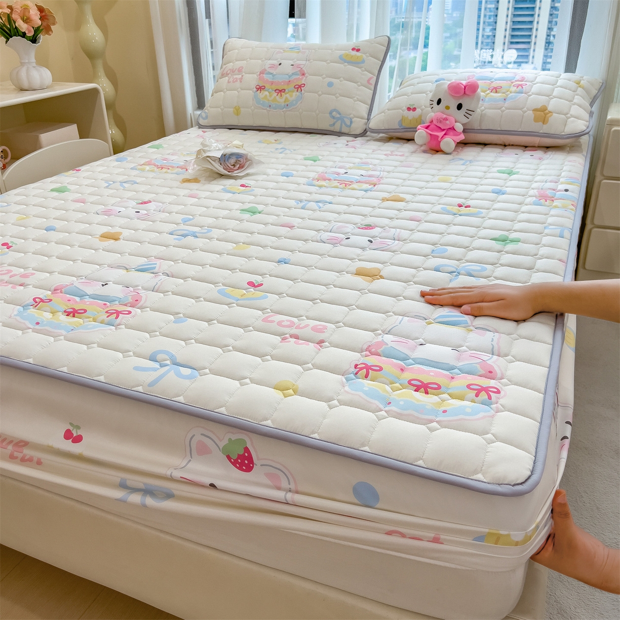 91家纺网 家纺一手货源 找家纺 雯豆家纺 2025四季款新品夹棉床笠三件套水洗棉磨毛小清新印花床垫保护套 嘟嘟猫