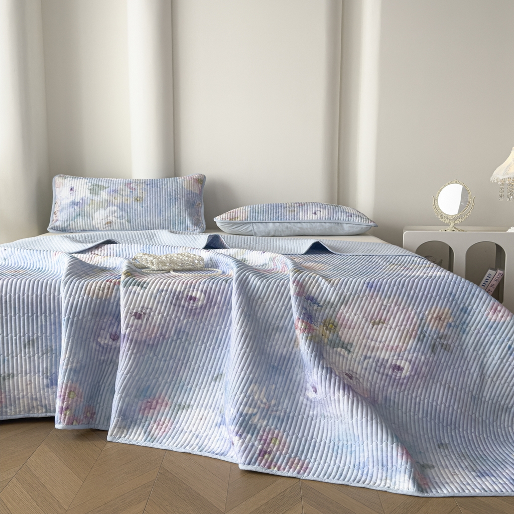 91家纺网 家纺一手货源 找家纺 橘夏家纺 2025新款莱赛尔天丝轻奢风多功能床盖三件套软凉席盖毯  朝花夕拾