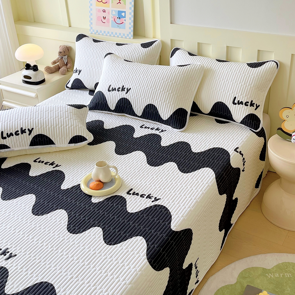 91家纺网 家纺一手货源 找家纺 金鑫汇家纺2025新款A类全棉绗缝夹棉印花床盖 波浪世界