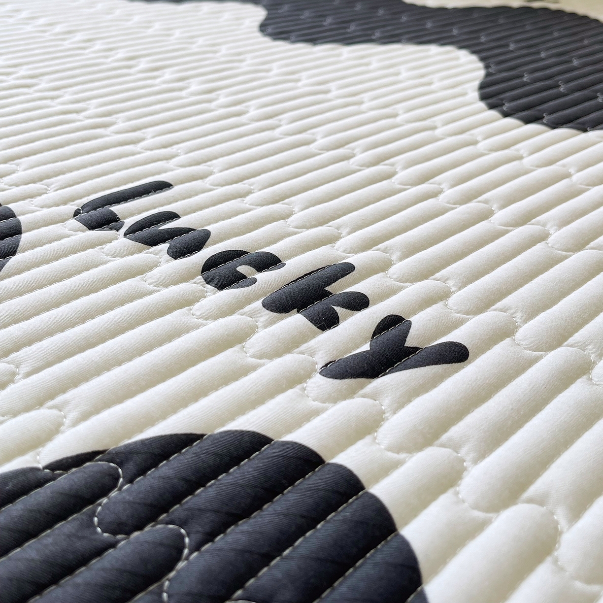 91家纺网 家纺一手货源 找家纺 金鑫汇家纺2025新款A类全棉绗缝夹棉印花床盖 波浪世界