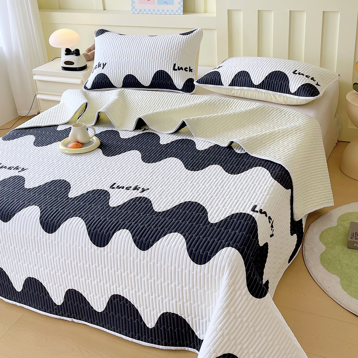 91家纺网 家纺一手货源 找家纺 金鑫汇家纺2025新款A类全棉绗缝夹棉印花床盖 波浪世界