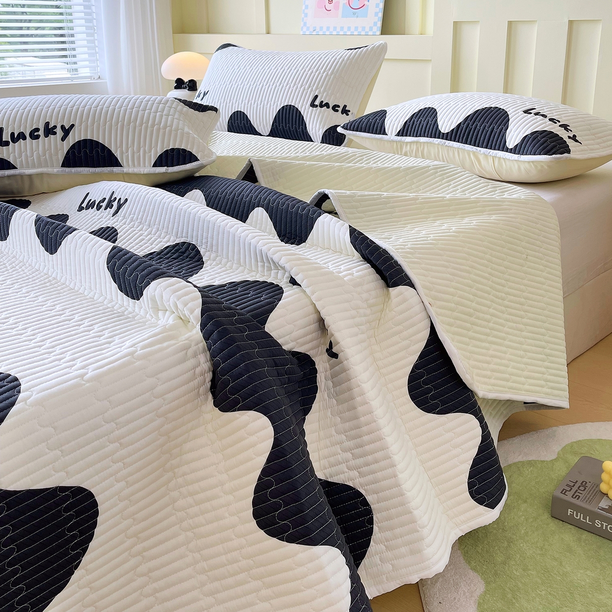 91家纺网 家纺一手货源 找家纺 金鑫汇家纺2025新款A类全棉绗缝夹棉印花床盖 波浪世界