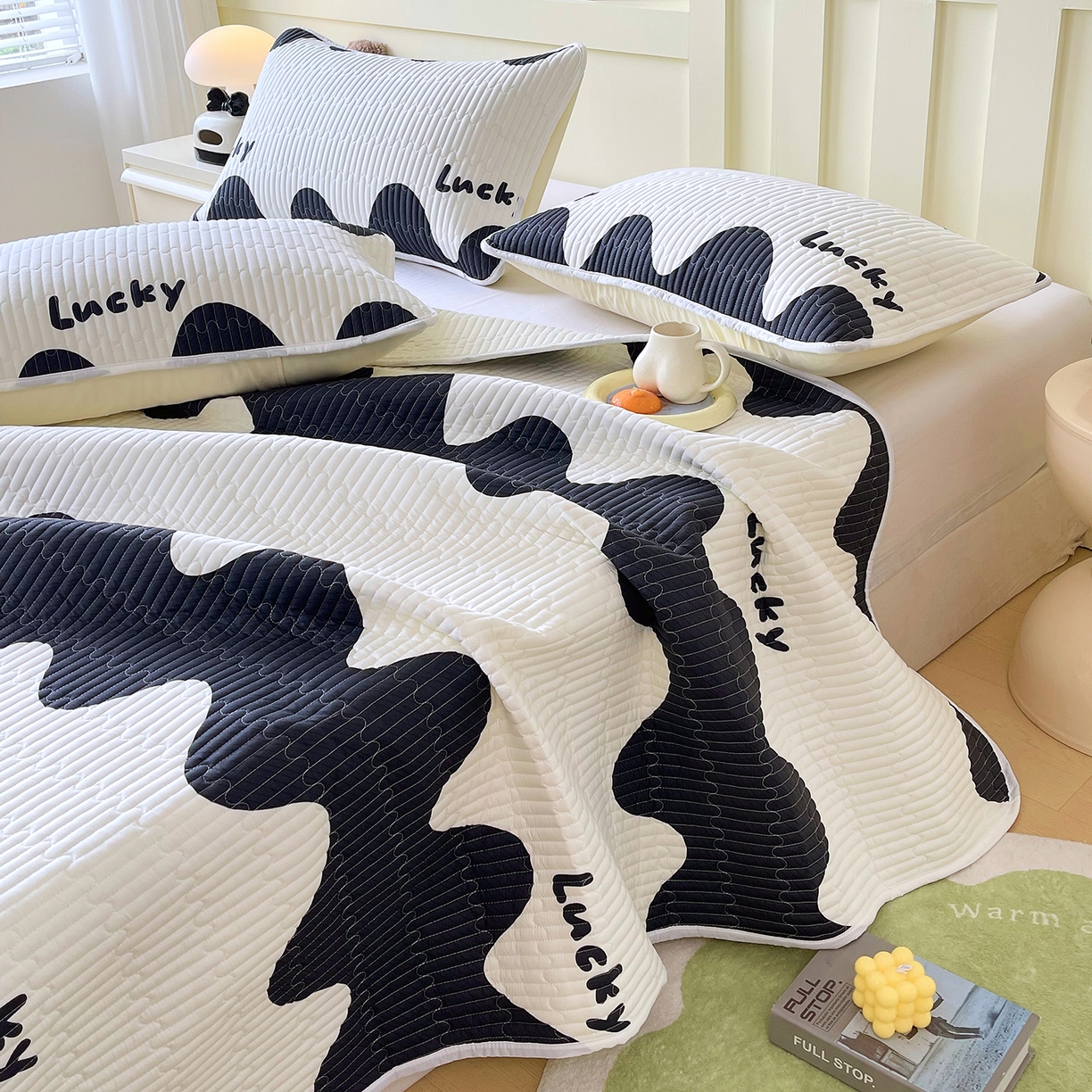 91家纺网 家纺一手货源 找家纺 金鑫汇家纺2025新款A类全棉绗缝夹棉印花床盖 波浪世界