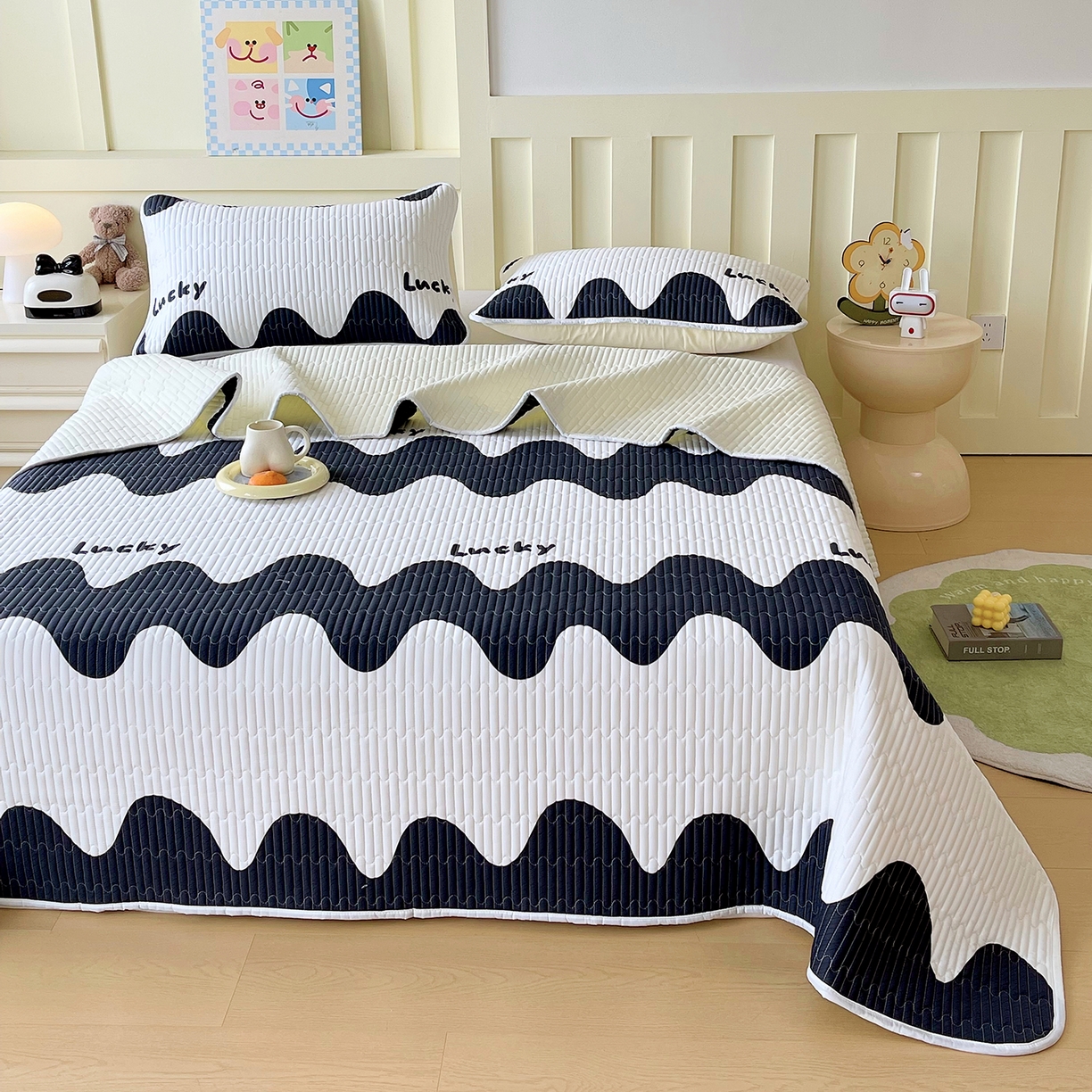 91家纺网 家纺一手货源 找家纺 金鑫汇家纺2025新款A类全棉绗缝夹棉印花床盖 波浪世界