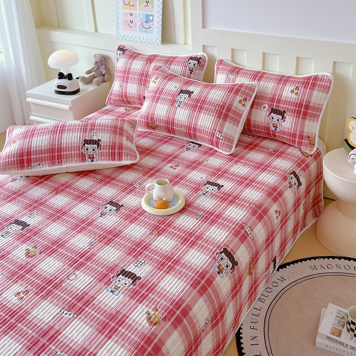 91家纺网 家纺一手货源 找家纺 金鑫汇家纺2025新款A类全棉绗缝夹棉印花床盖 传奇哪吒·红