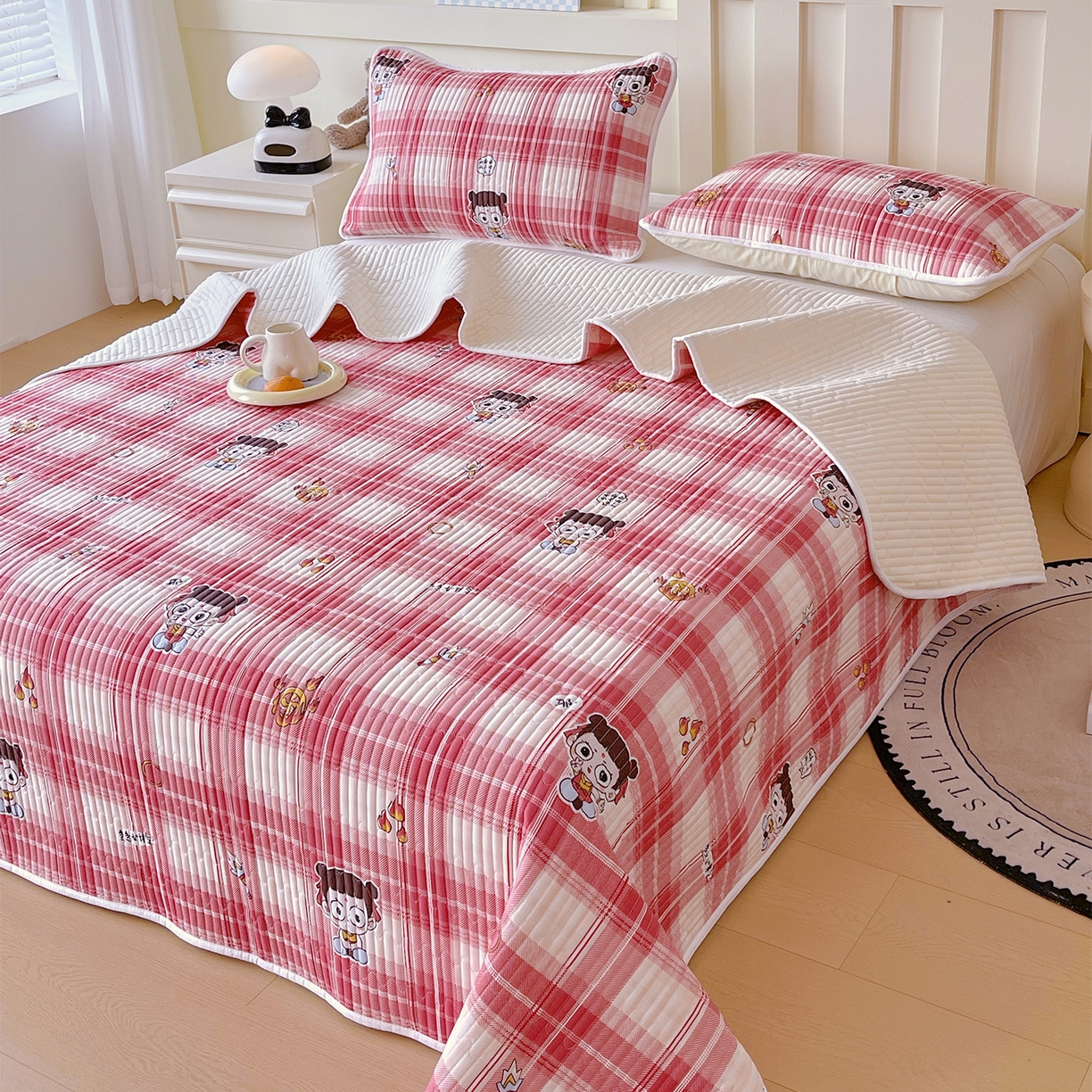 91家纺网 家纺一手货源 找家纺 金鑫汇家纺2025新款A类全棉绗缝夹棉印花床盖 传奇哪吒·红