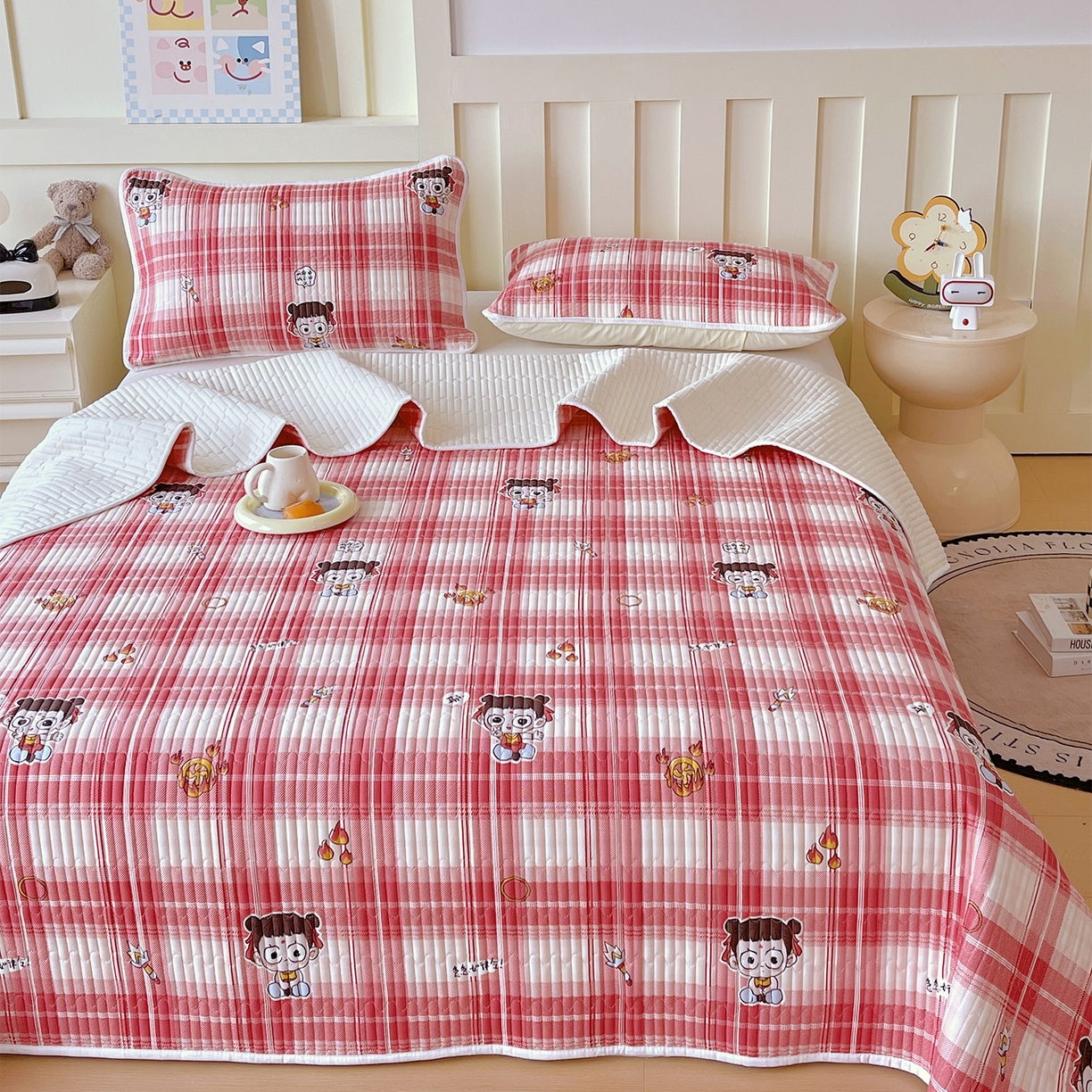 91家纺网 家纺一手货源 找家纺 金鑫汇家纺2025新款A类全棉绗缝夹棉印花床盖 传奇哪吒·红