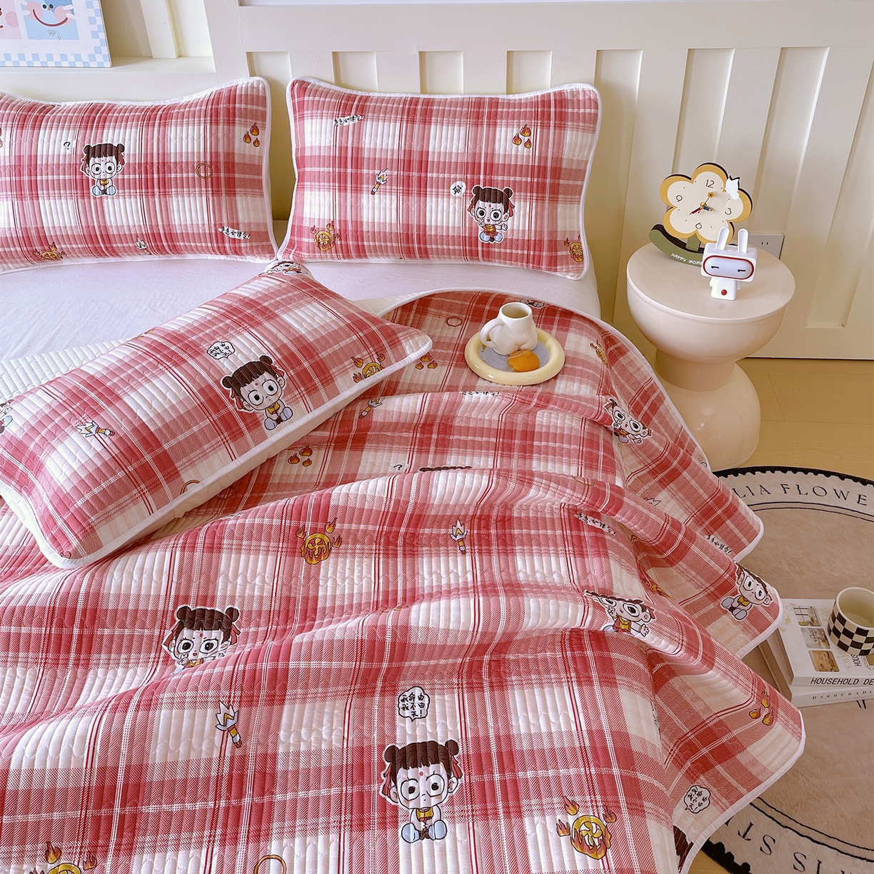 91家纺网 家纺一手货源 找家纺 金鑫汇家纺2025新款A类全棉绗缝夹棉印花床盖 传奇哪吒·红