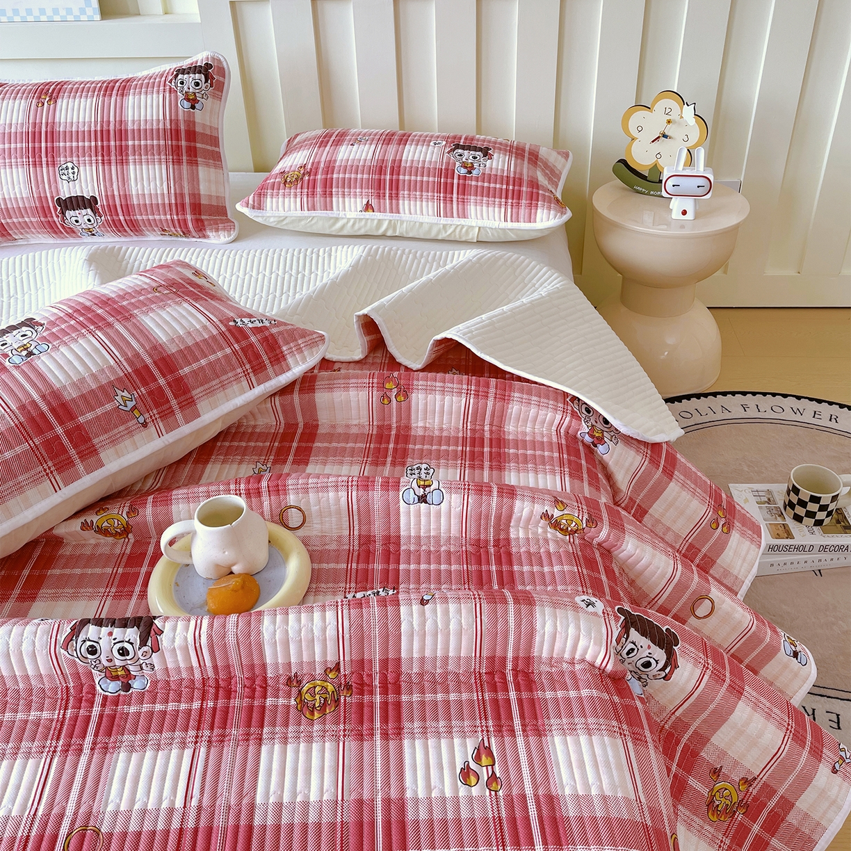 91家纺网 家纺一手货源 找家纺 金鑫汇家纺2025新款A类全棉绗缝夹棉印花床盖 传奇哪吒·红