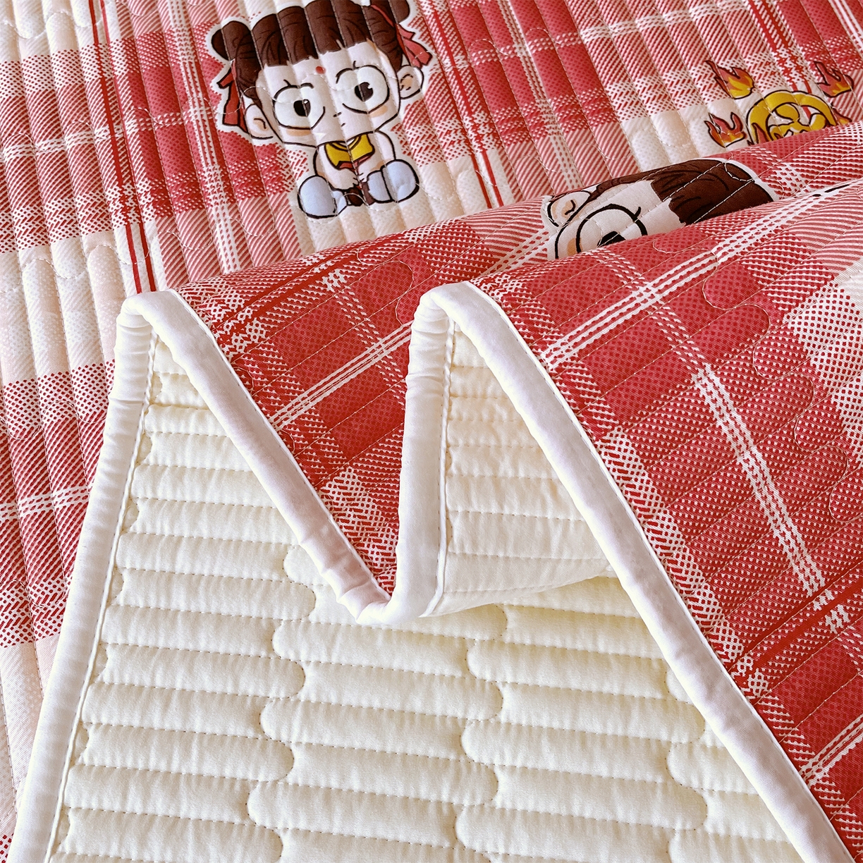 91家纺网 家纺一手货源 找家纺 金鑫汇家纺2025新款A类全棉绗缝夹棉印花床盖 传奇哪吒·红