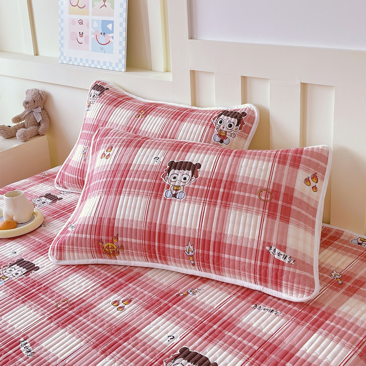 91家纺网 家纺一手货源 找家纺 金鑫汇家纺2025新款A类全棉绗缝夹棉印花床盖 传奇哪吒·红