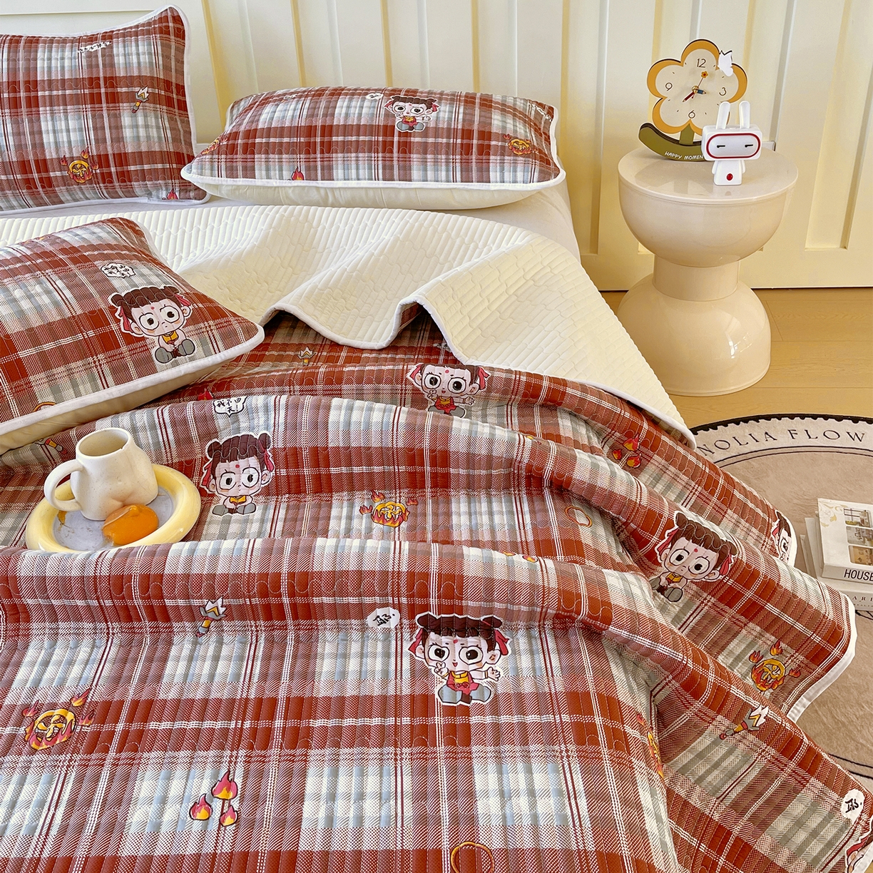 91家纺网 家纺一手货源 找家纺 金鑫汇家纺2025新款A类全棉绗缝夹棉印花床盖 传奇哪吒·棕