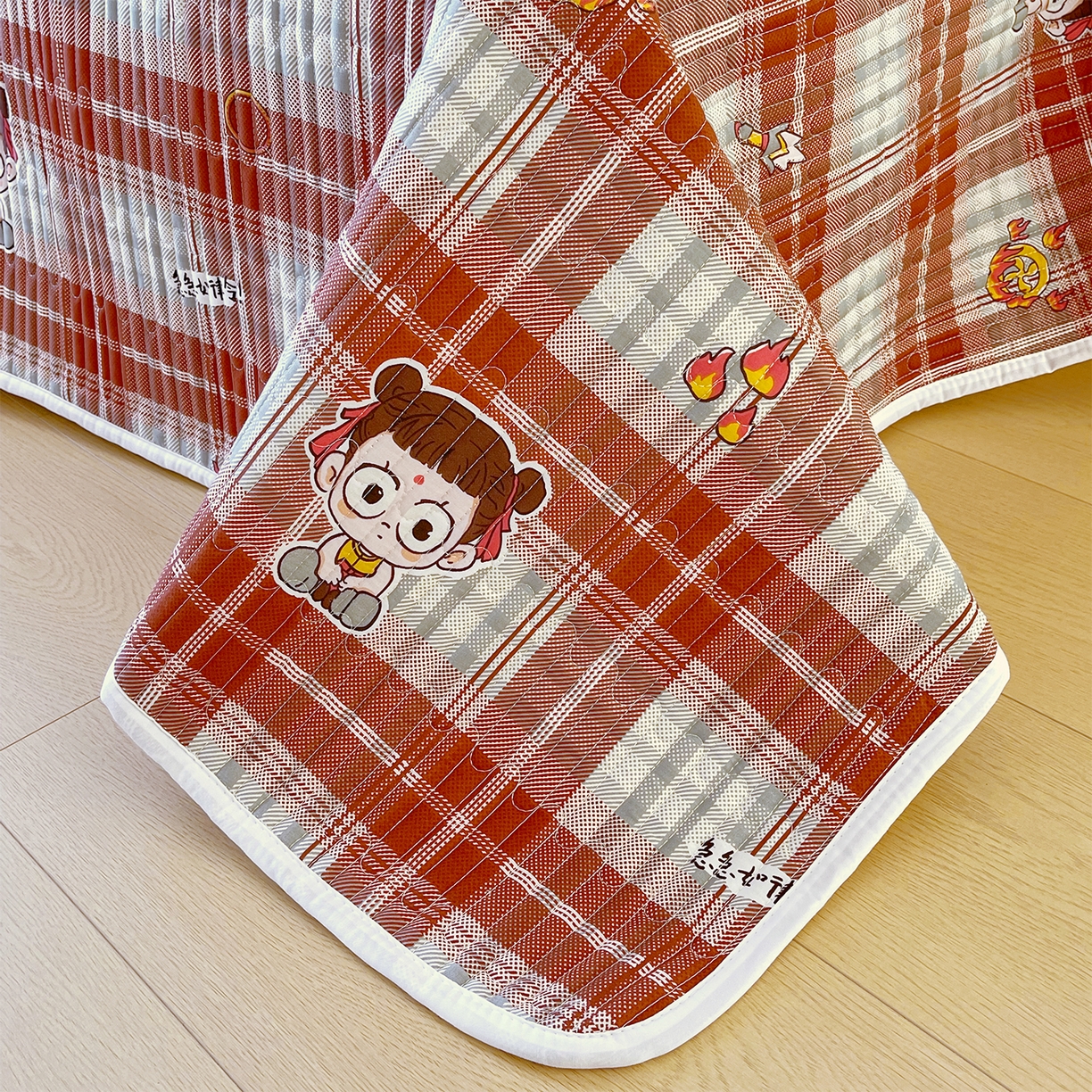 91家纺网 家纺一手货源 找家纺 金鑫汇家纺2025新款A类全棉绗缝夹棉印花床盖 传奇哪吒·棕