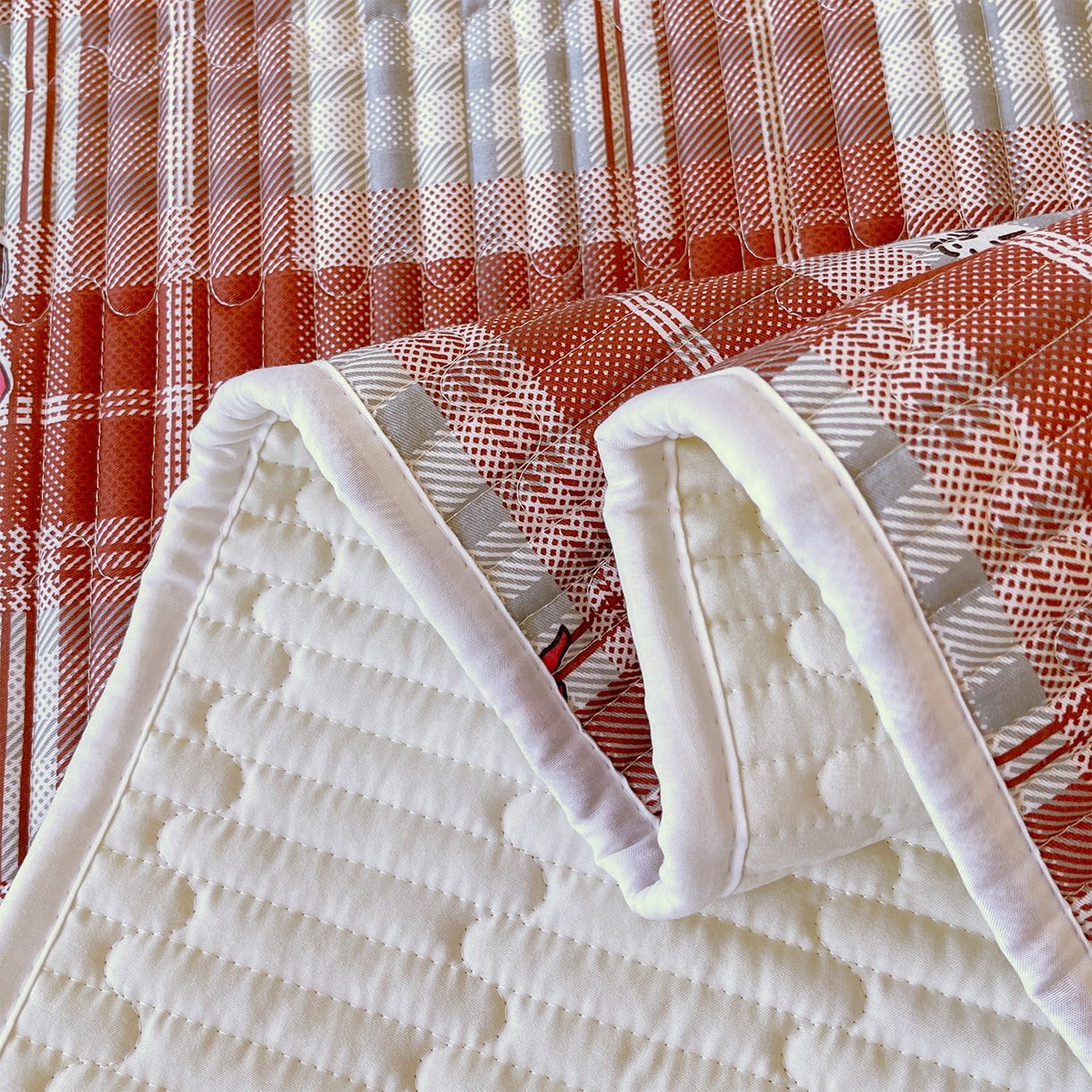 91家纺网 家纺一手货源 找家纺 金鑫汇家纺2025新款A类全棉绗缝夹棉印花床盖 传奇哪吒·棕