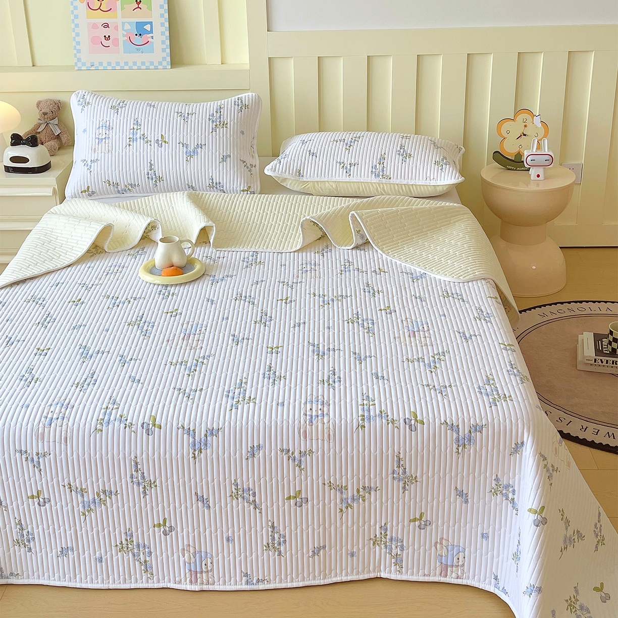 91家纺网 家纺一手货源 找家纺 金鑫汇家纺2025新款A类全棉绗缝夹棉印花床盖 花丛兔