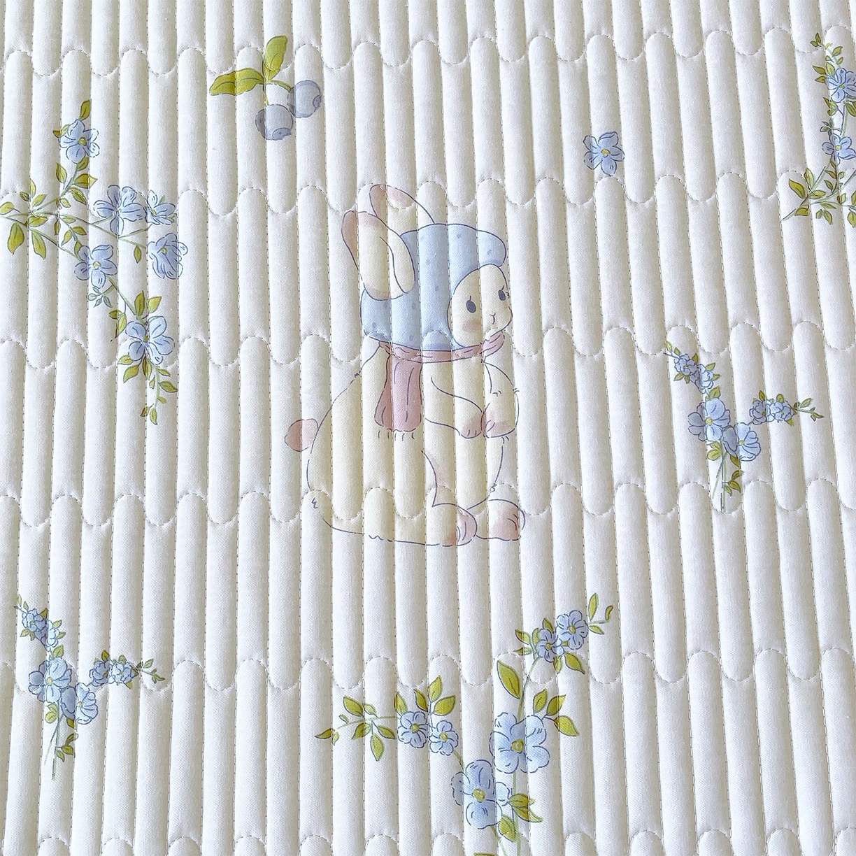 91家纺网 家纺一手货源 找家纺 金鑫汇家纺2025新款A类全棉绗缝夹棉印花床盖 花丛兔