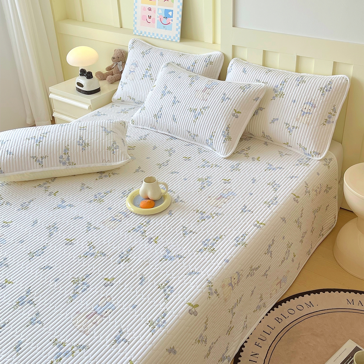 91家纺网 家纺一手货源 找家纺 金鑫汇家纺2025新款A类全棉绗缝夹棉印花床盖 花丛兔