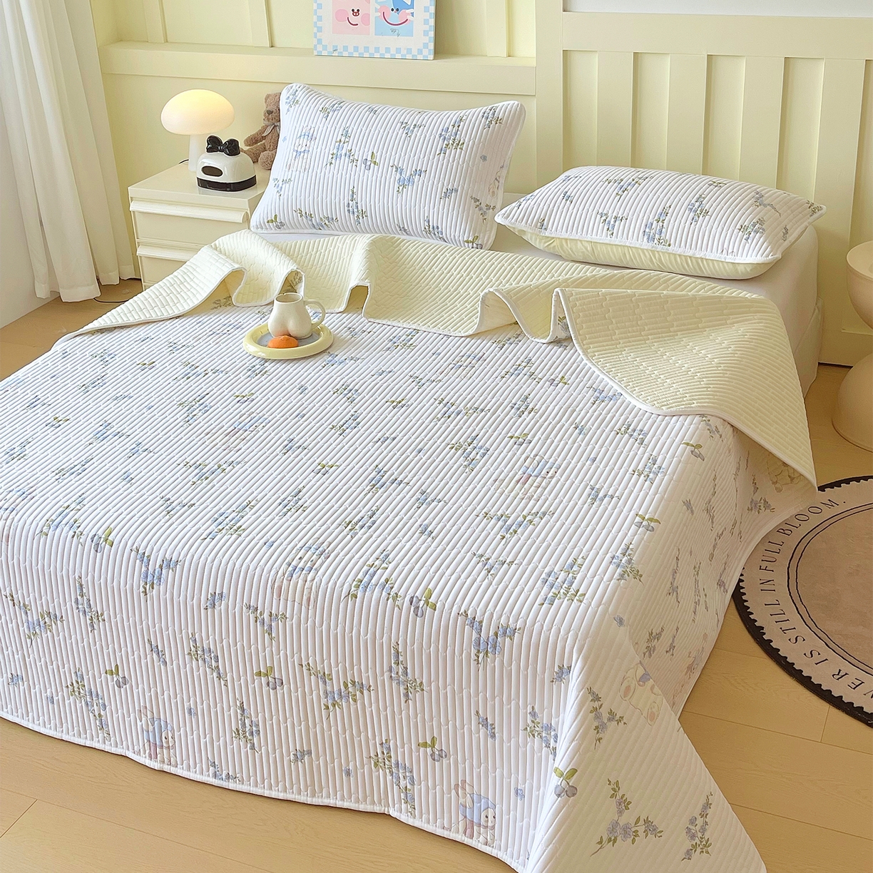 91家纺网 家纺一手货源 找家纺 金鑫汇家纺2025新款A类全棉绗缝夹棉印花床盖 花丛兔